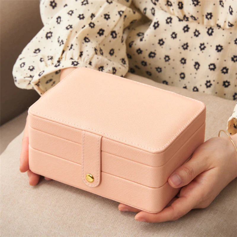 Boîte à bijoux rose en cuir épuré